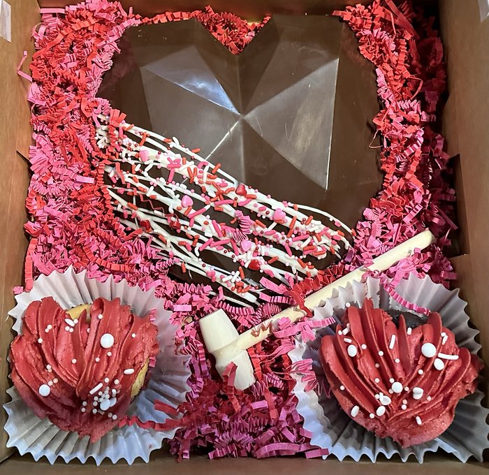 Breakable Heart w/ 2 mini cakes